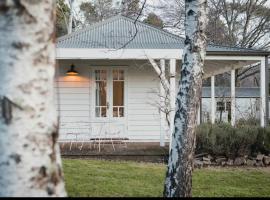 Peony Farm Pink Cottage，位于Stanley的酒店