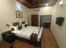 Hotel Seashell - Marine Drive Kochi，位于科钦Marine Drive Kochi的酒店