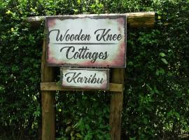 Wooden Knee Cottages Nanyuki，位于纳纽基肯尼亚山野生动物保护区附近的酒店