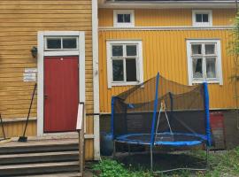 Simple accommodation in idyllic old wooden house Yksinkertaista majoitusta idyllisessä vanhassa puutalossa，位于图尔库的乡村别墅