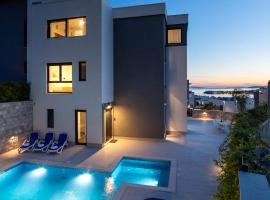 Boutique gastrovilla LeTini Luxury with a swimming pool and a terrace with sea view，位于珀德垂那的别墅