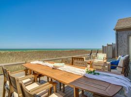 Stunning Ocean View! Beachfront Nantucket Retreat，位于楠塔基特的酒店