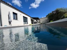 Villa Spacieuse avec Piscine，位于索尔古河畔的恩特莱奎斯的酒店
