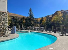 MT CB Mountain Side with King Bed, Hot Tub, Pool & Kitchen!，位于克雷斯特德比特的酒店