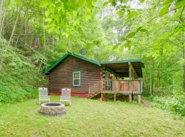 Serene Maggie Valley Retreat with Deck and Hot Tub!，位于马吉谷的酒店