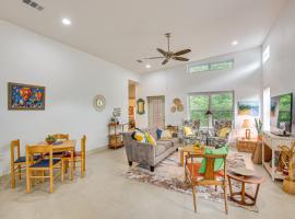 Tranquil Retreat Half-Mi to Cedar Creek Reservoir，位于Log Cabin的酒店