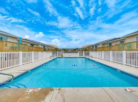 Breezy Pine Knoll Shores Escape Walk to Beaches!，位于派恩诺尔肖尔斯的酒店