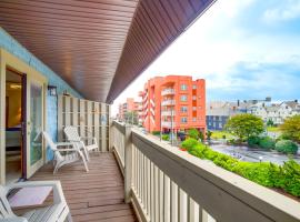 Ocean City Getaway with Balcony, Steps to Boardwalk!，位于大洋城的酒店