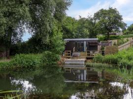 The Shepherds Hut at Bridge Lake Farm & Fishery，位于班伯里的酒店