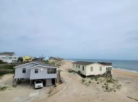 Quaint Beach Cottage, 10 steps from Beach