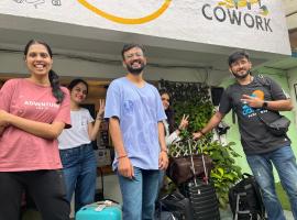 HOSHTEL99 - Stay, Cowork and Cafe - A Backpackers Hostel，位于浦那的酒店