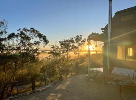 Romantic getaway SummerHill Tiny，位于Wattagong的酒店