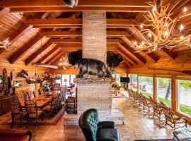 Grayling Gem Royal Stag Lodge 5605，位于格雷灵的酒店