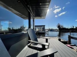 Poellodge, Luxe houseboot met zonnig terras，位于阿斯米尔的酒店