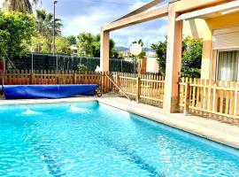 APARTBEACH EL PINAR CON PISCINA y BARBACOA，位于雷乌斯的度假屋