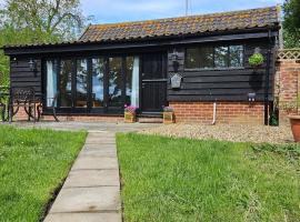 Lovely 1-Bed Cottage in Mendlesham Green，位于斯托马基特的酒店