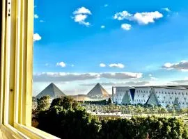 New Museum, Pyramids inn