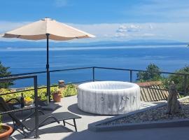 Villa Sentia with jacuzzi & spectacular seaview，位于奥帕提亚的酒店