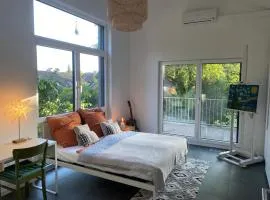 Helles Zimmer in unserem Zuhause mit Queensize-Bett, Balkon, Schreibtisch, TV, Klimaanlage & abdunkelnden Jalousien