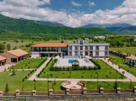 In Gremi Hotel，位于Gremi的带停车场的酒店