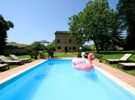 Family friendly chic Italian farmhouse with pool，位于莫利亚诺的酒店