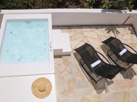 Cycladic Home with Hot Tub，位于阿诺梅拉的酒店