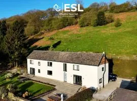 Large Country Farmhouse, Shropshire Hills View, with Hot Tub
