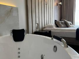 Family & Business Sauna Apartments No 8 Złota Centrum Downtown PREMIUM SPA - 3 Bedroom with Private Sauna, Jacuzzi, Balcony, Parking -Piękny Apartament，位于凯尔采的酒店