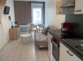 Eléonore, F2 en duplex avec cour commune et proche de la mer, 3，位于Ver-sur-Mer的酒店