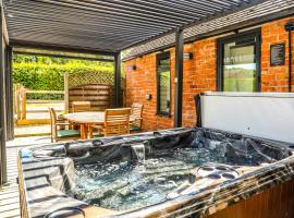 Cottage with Hot Tub - near Cheltenham and Tewkesbury，位于切尔滕纳姆的带按摩浴缸的酒店