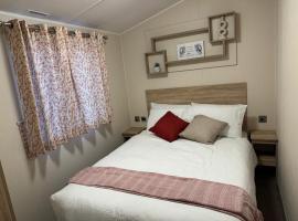 Modern & Blissful Beach Holiday Park Home in Essex，位于Parkeston的高尔夫酒店