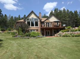 Spectacular Garden Chalet close to Rib Mountain，位于沃索的酒店