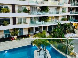 Deluxe 3BR Oasis with Pool next to beach - St Julians，位于Is-Swieqi的酒店