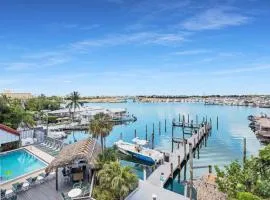 Florida - Spacious Updated Waterfront Condo 2x2 Pool Dock