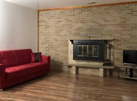 Private house with 4 bedrooms and 2 bathrooms and direct NYC Manhattan train only 10 minute walk away，位于爱迪生的酒店