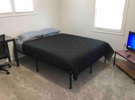 Private 2-bed house with free parking and 15-min walk to direct NYC Manhattan train，位于Edgar的酒店
