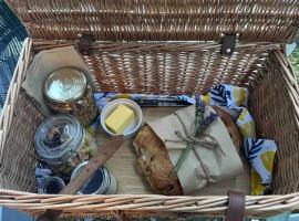 Wattle Creek Studio with Breakfast Basket，位于Amberley的酒店