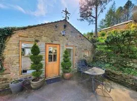 Rural Peak District retreat in Little Hayfield One bedroom self contained property Dogs welcome