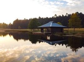 eKuthuleni - Wooden Cabin over the lake，位于霍维克的露营地