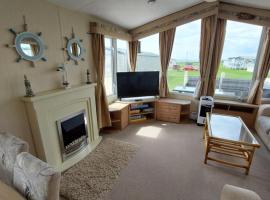 Seaside caravan Hoburne Naish Holiday Park Naish Common 83，位于新米尔顿的酒店