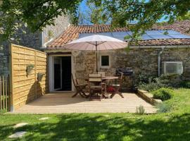 le Domaine du Petit Bois, Gîte l'Etable，位于Varzay的酒店
