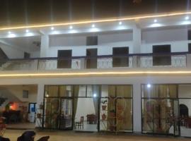 The Royal Food Court Banquet Hall Restaurant，位于Manwān的酒店