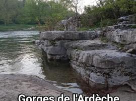 chambre d'hôtes 25 M2 privé et table d'hôtes Ruoms 2，位于吕奥姆的酒店