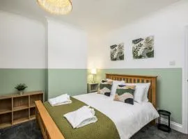 Vale House By EDEN Accommodation - 2 Bedroom Whole House, Sleeps 4 - NEWLY RENOVATED