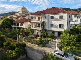 Villa with Garden & Balcony