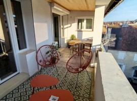 Appartement plein centre avec terrasse，位于隆勒索涅的酒店