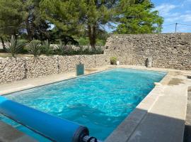 logis dans ancien relais de poste，位于Saint Julien Les Rosiers的住宿