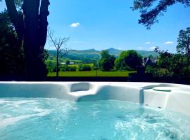 Mountain View Cottage, Hot Tub , Stunning Views，位于Llanhamlach的带停车场的酒店