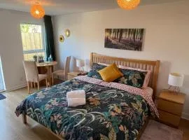 Studio Apartment with spacious garden in Carterton