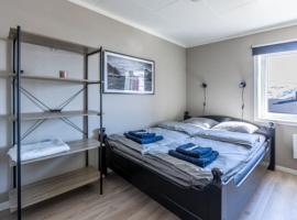 Aurora Lodge Skarsv&aring;g，位于Skarsv&aring;g的带停车场的酒店